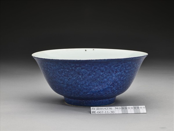 無款 灑藍刻花蓮塘魚藻紋碗