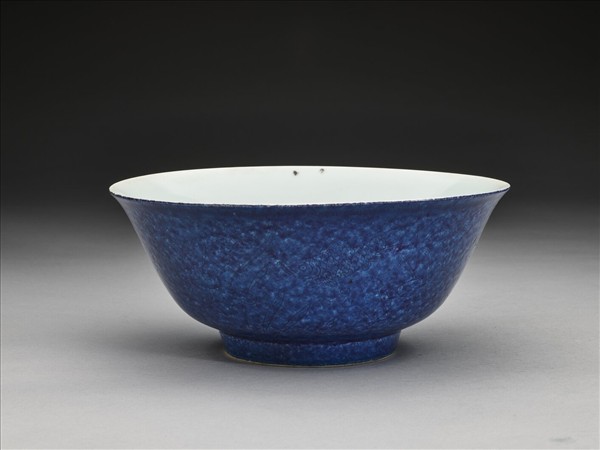 無款 灑藍刻花蓮塘魚藻紋碗