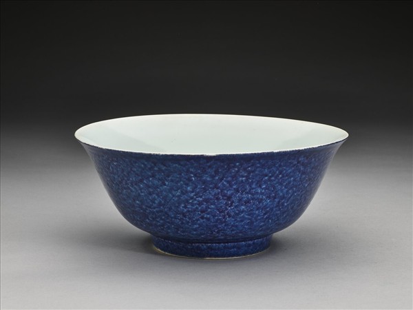 無款 灑藍刻花蓮塘魚藻紋碗