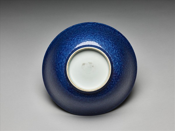 無款 灑藍刻花蓮塘魚藻紋碗