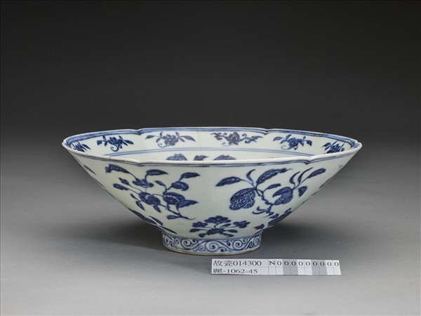 青花四季花果紋葵瓣口碗