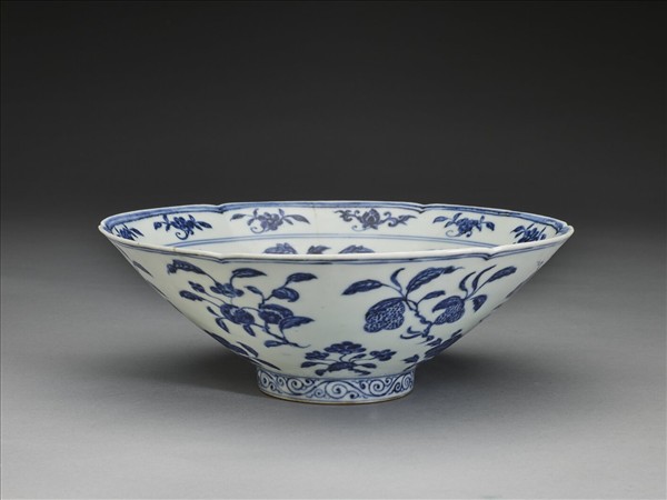 青花四季花果紋葵瓣口碗