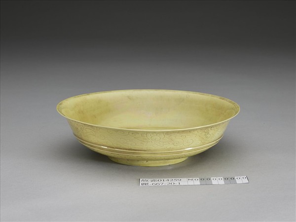 黃釉劃花番蓮紋盤