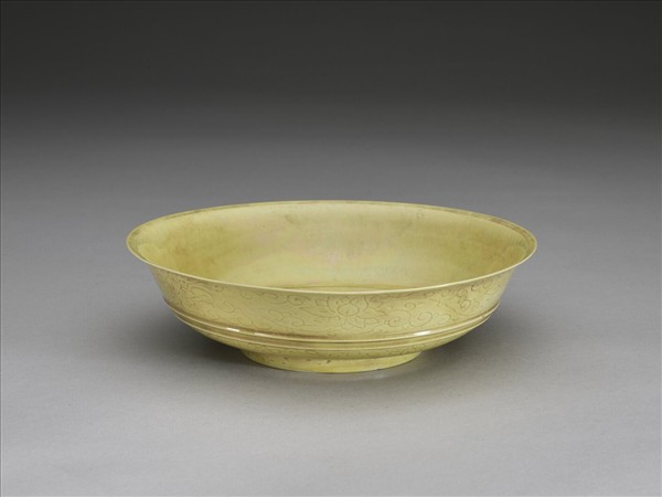 黃釉劃花番蓮紋盤