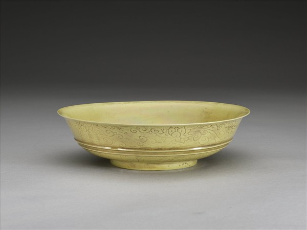 黃釉劃花番蓮紋盤