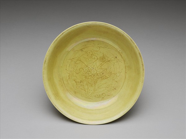 黃釉劃花番蓮紋盤