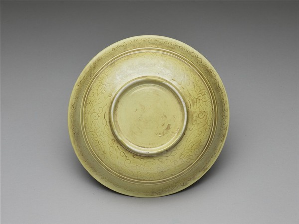 黃釉劃花番蓮紋盤