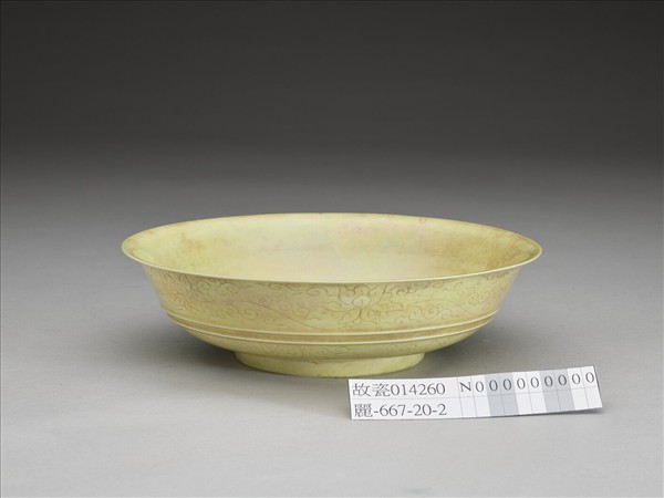 黃釉劃花番蓮紋盤
