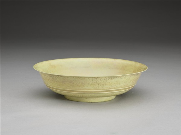 黃釉劃花番蓮紋盤