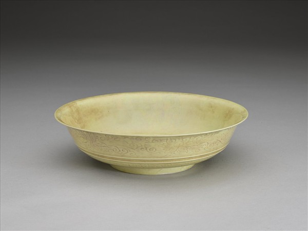 黃釉劃花番蓮紋盤