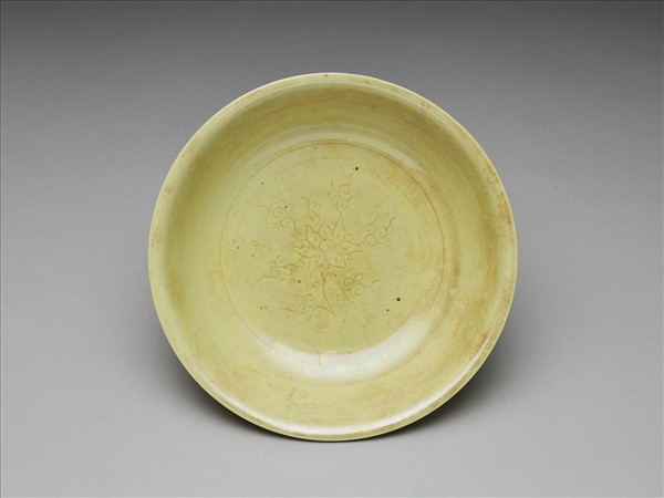 黃釉劃花番蓮紋盤