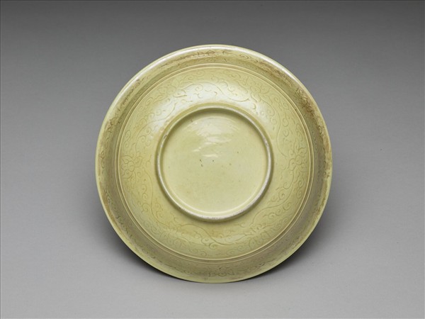 黃釉劃花番蓮紋盤