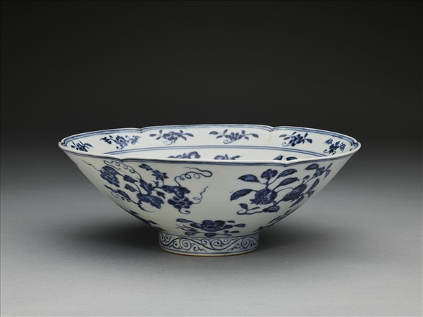 青花四季花果紋葵瓣口碗