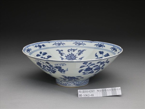 青花四季花果紋葵瓣口碗