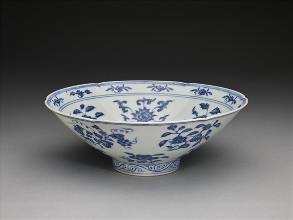 青花四季花果紋葵瓣口碗