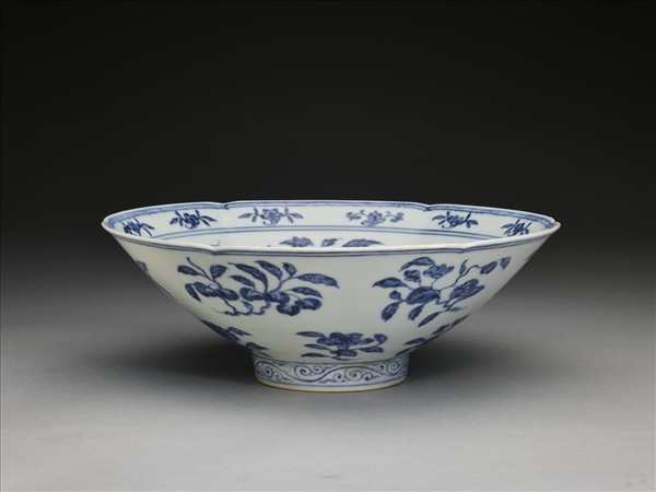 青花四季花果紋葵瓣口碗