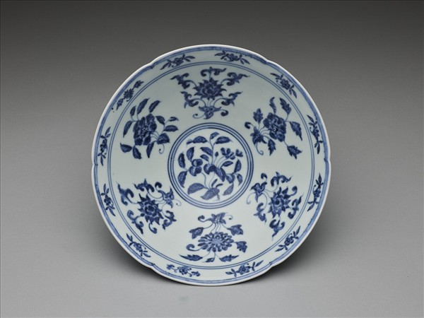 青花四季花果紋葵瓣口碗