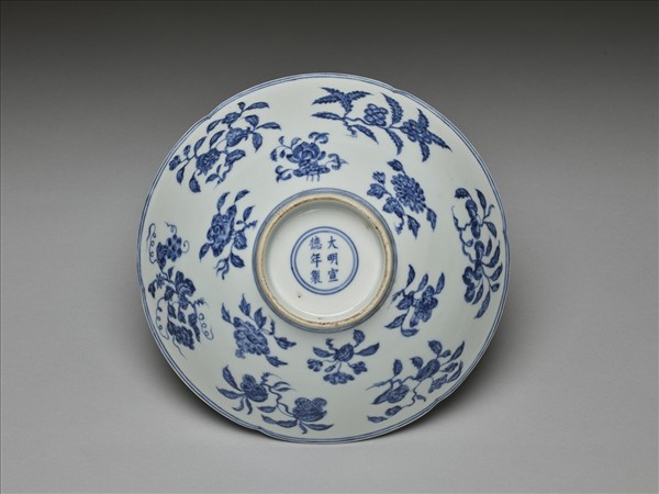 青花四季花果紋葵瓣口碗