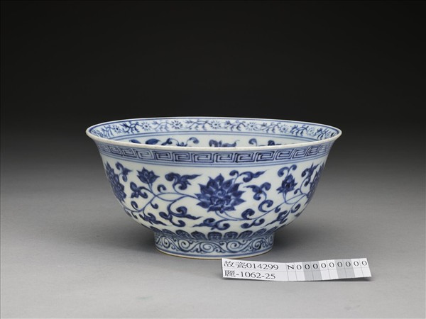 青花纏枝花卉紋碗