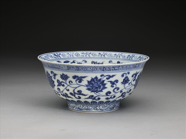 青花纏枝花卉紋碗