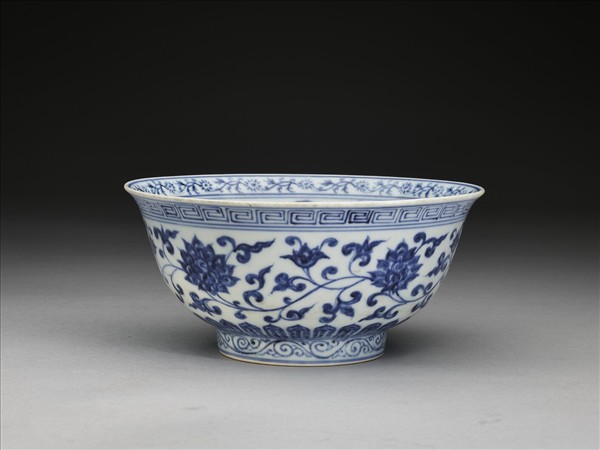 青花纏枝花卉紋碗