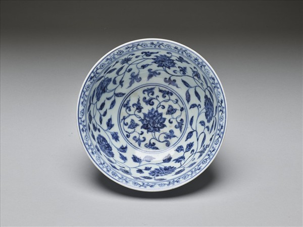 青花纏枝花卉紋碗