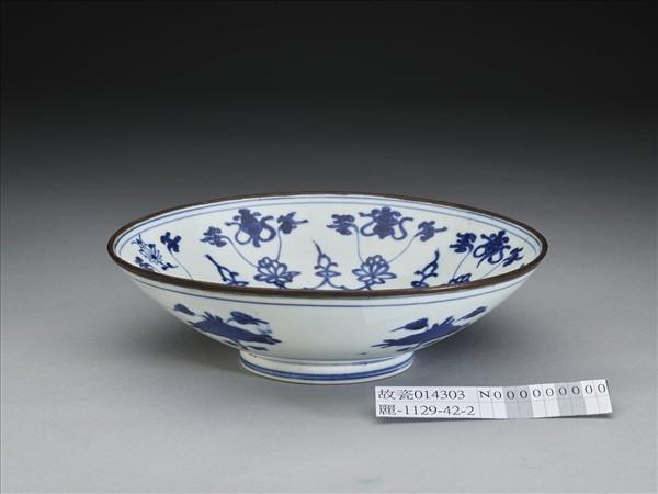 青花番蓮八寶碗