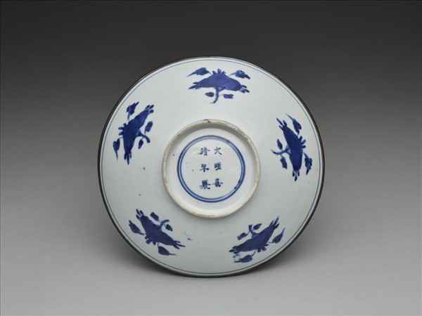 青花番蓮八寶碗