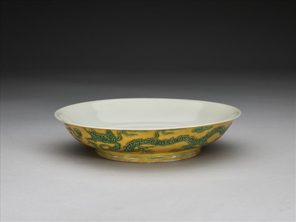 嬌黃綠彩雙龍戲珠紋盤