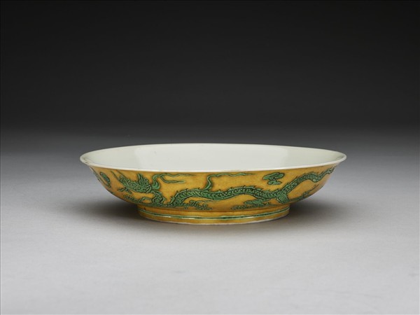 嬌黃綠彩雙龍戲珠紋盤