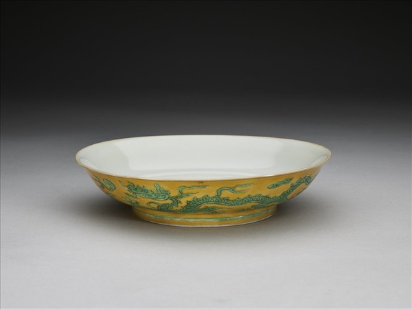 黃釉綠彩雙龍戲珠紋盤
