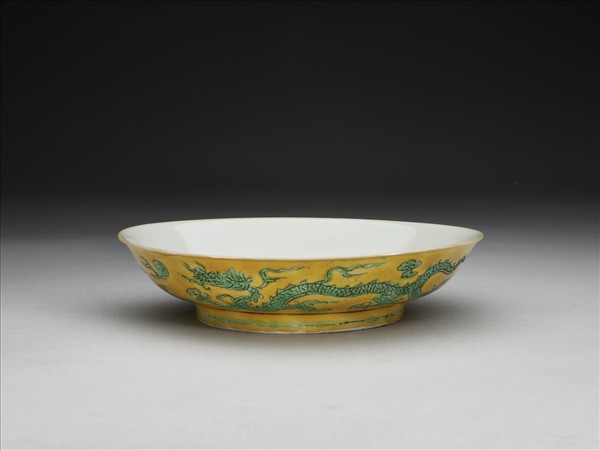 黃釉綠彩雙龍戲珠紋盤