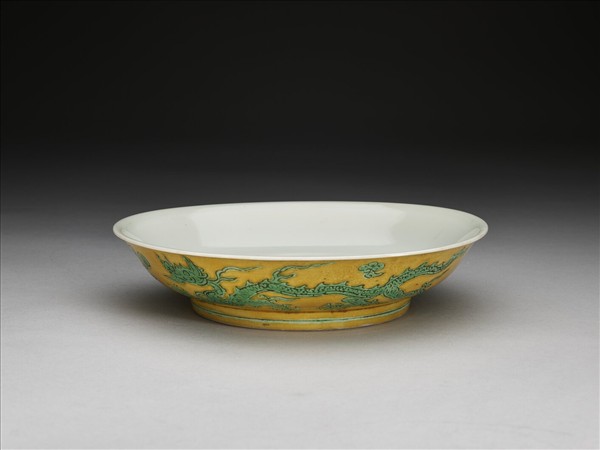 黃釉綠彩雙龍戲珠紋盤