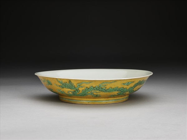 黃釉綠彩雙龍戲珠紋盤