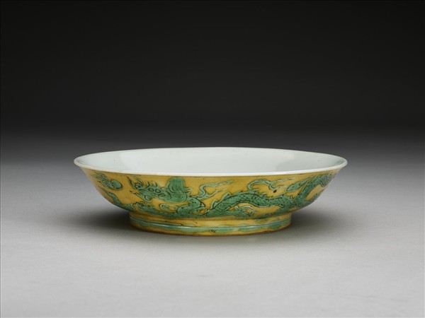 黃釉綠彩雙龍戲珠紋盤