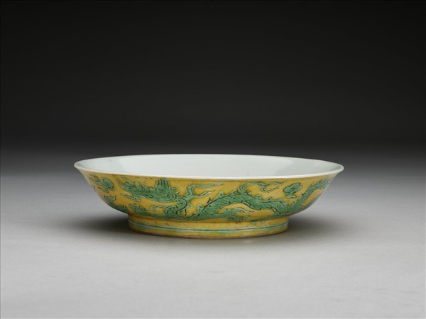黃釉綠彩雙龍戲珠紋盤
