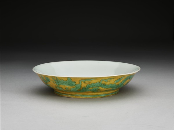 黃釉綠彩雙龍戲珠紋盤