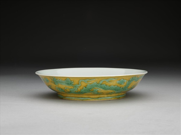 黃釉綠彩雙龍戲珠紋盤