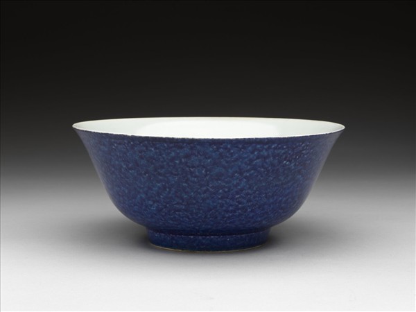 灑藍釉白裡蓮塘魚紋碗