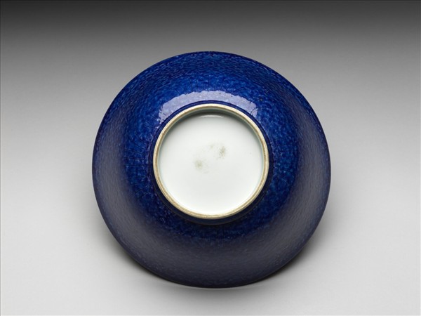 灑藍釉白裡蓮塘魚紋碗