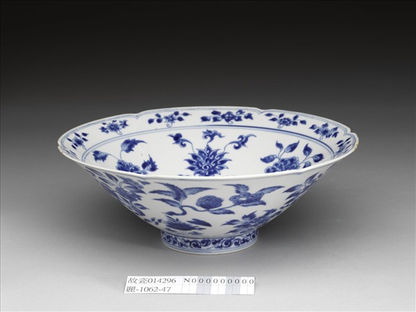 青花四季花果紋葵瓣口碗