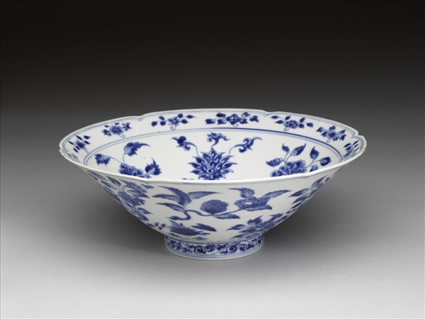 青花四季花果紋葵瓣口碗