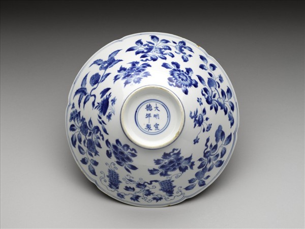 青花四季花果紋葵瓣口碗