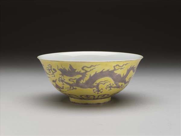 黃地紫彩白裡雙龍戲珠紋碗