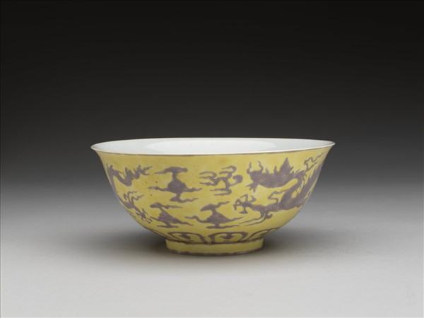 黃地紫彩白裡雙龍戲珠紋碗