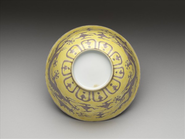 黃地紫彩白裡雙龍戲珠紋碗