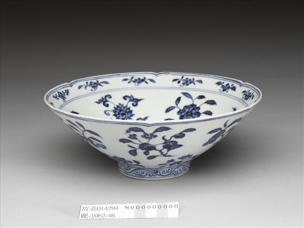 青花四季花果紋葵瓣口碗