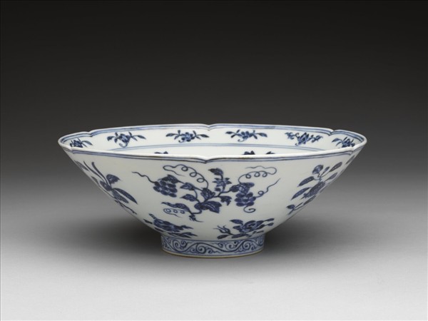 青花四季花果紋葵瓣口碗
