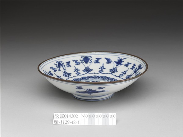 青花番蓮八寶紋碗