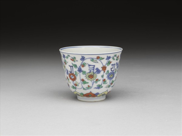 鬥彩番蓮梵文杯